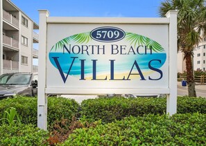 Naamplaatje voor North Beach Villas met het nummer 5709.