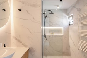 Dusche, Haartrockner, Bidet, Handtücher