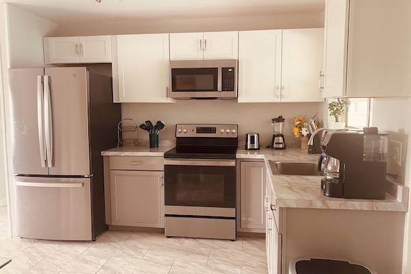 Refrigerador, microondas, horno y parrilla de estufa