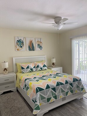 3 室のベッドルーム、デスク、WiFi (無料)、ベッドシーツ