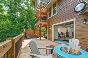 Outdoor dining - Brand new, 3BR, indoor pool, pickleball court! (Gatlinburg)