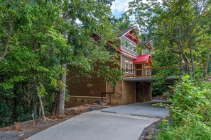 Exterior - Brand new, 3BR, indoor pool, pickleball court! (Gatlinburg)