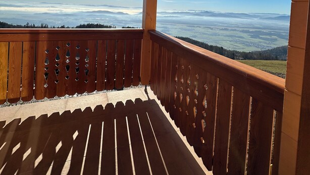 A wooden balcony with a view of distant mountains and a clear sky. - Apartment Smreka - Amazing place in the mountains - Pr Ambružarju (Kranj)