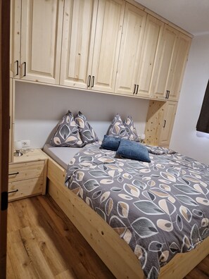 2 Schlafzimmer, Reisekinderbett, WLAN, Bettwäsche