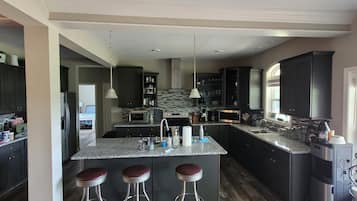 Micro-ondes, four, plaque de cuisson, lave-vaisselle