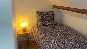 2 chambres, bureau, fer et planche Ă  repasser, lit parapluie