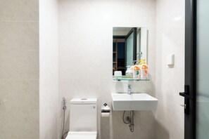 Standard-Apartment, Balkon, Stadtblick | Badezimmer | Dusche, Designer-Toilettenartikel, Haartrockner, Hausschuhe