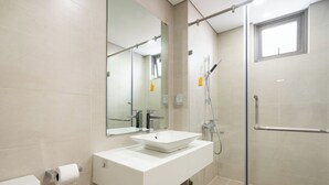 Apartamento de lujo, 3 habitaciones, balcón, vistas a la ciudad | Baño | Ducha, artículos de higiene personal de diseño y secador de pelo