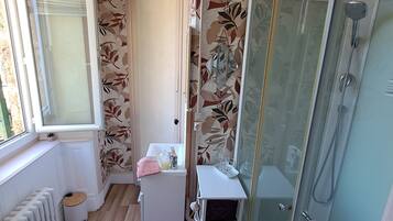 Een douche, een haardroger, handdoeken, zeep