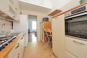 Frigorifero, microonde, forno, piano cottura