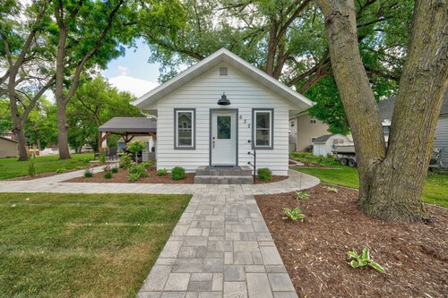 Modern Bungalow Retreat: Walk to Arnolds Park, Relax with Fire Pit & Pergola