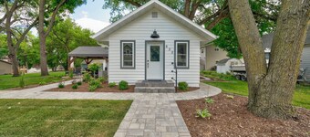 Modern Bungalow Retreat: Walk to Arnolds Park, Relax with Fire Pit & Pergola