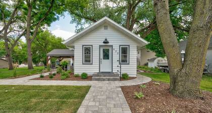 Modern Bungalow Retreat: Walk to Arnolds Park, Relax with Fire Pit & Pergola