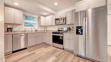 Coffee/tea maker, fridge, microwave, oven