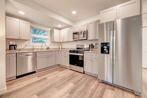 Kylskåp, mikrovågsugn, ugn och spishäll