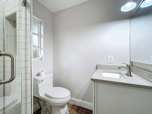 Doccia, asciugacapelli, asciugamani, sapone
