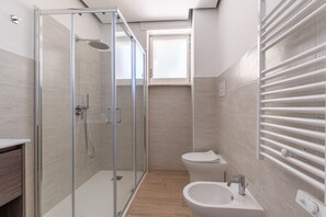 Een douche, een haardroger, handdoeken