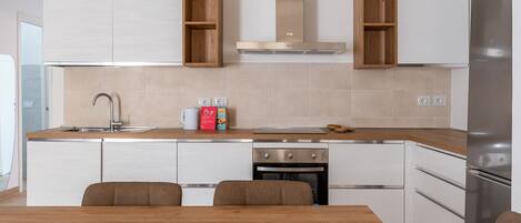 Fridge, oven, dishwasher, coffee/tea maker