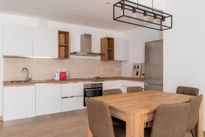 Køleskab, ovn, opvaskemaskine, kaffe-/temaskine