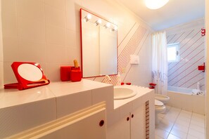 Dusche, Haartrockner, Bidet, Handtücher