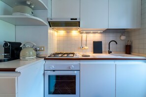 Fridge, microwave, oven, coffee/tea maker