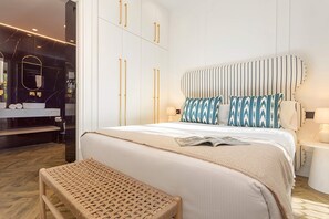 A modern bedroom with a large bed, a bedside table, a bench, and a wardrobe. - Genteel Home Lagar II (Seville)