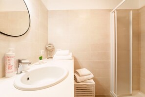 Dusche, Haartrockner, Bidet, Handtücher
