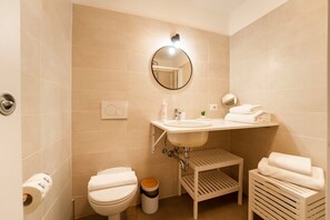 Shower, hair dryer, towels, soap - Casa Alborella by Wonderful Italy (Colonno)