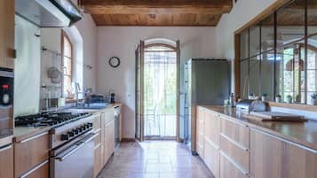 Exclusive House, 4 Bedrooms | 2 bedrooms, individually decorated, individually furnished