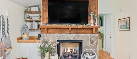 Smart TV, chimenea, libros y oficina