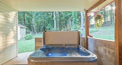 Countryside Retreat with Jacuzzi Hot Tub