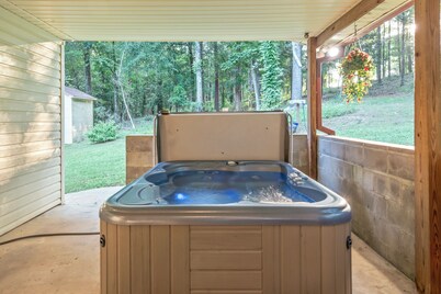 Countryside Retreat with Jacuzzi Hot Tub