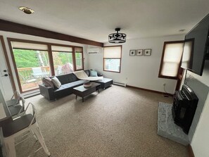 Smart TV - 4BR apartment with waterfront access (Bridgton)