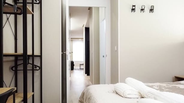 A bedroom with a bed, a wardrobe, and a hallway leading to a bathroom. - New Apartment Boston - Center/Comfort/Wi-Fi (Valladolid)