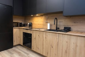 Kühlschrank, Mikrowelle, Ofen, Geschirrspüler