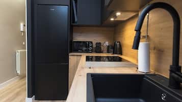 Een koelkast, een magnetron, een oven, een vaatwasser