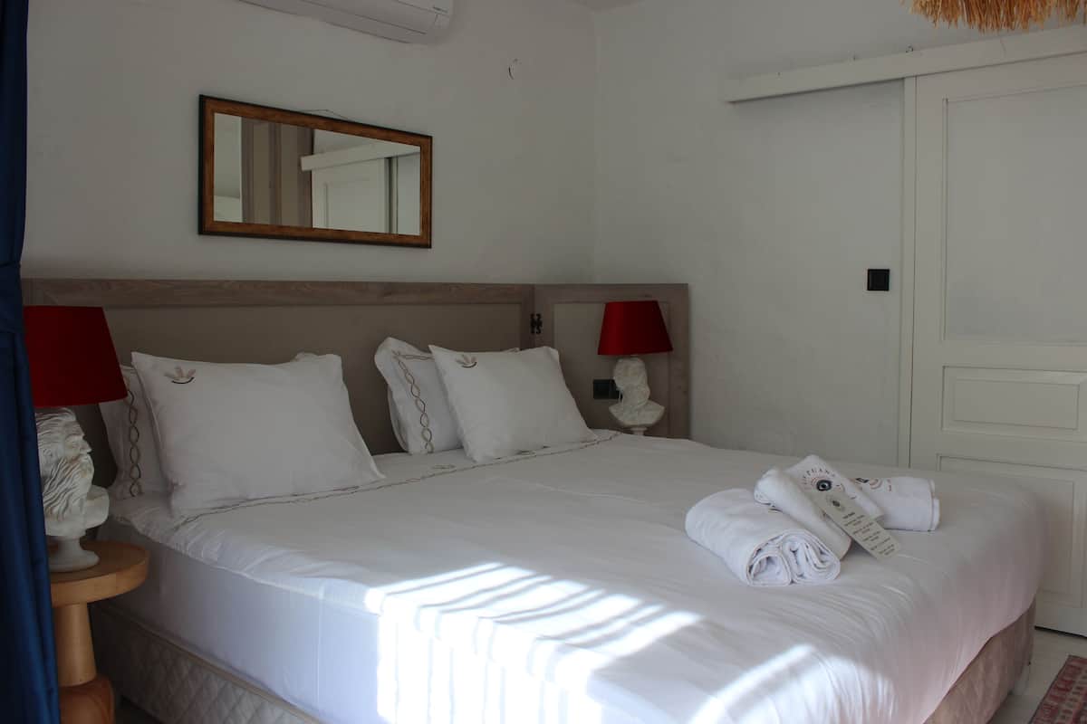 Deluxe Double Room with Bay Window Garden and Pool View