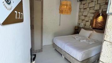 Deluxe Double Room with Bay Window Garden and Pool View | Verduisterende gordijnen, een strijkplank/strijkijzer, gratis wifi