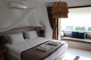 Deluxe Triple Room with Bay Window Garden and Pool View | 암막 커튼, 다리미/다리미판, 무료 WiFi