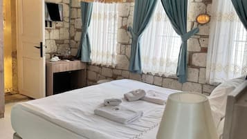 Deluxe Double Room, Fireplace | Blackout drapes, iron/ironing board (on request), WiFi (free)
