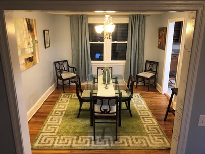 Charming 3 BR park-side Home w/ King bed, WiFi, Full Kitchen & Fenced backyard