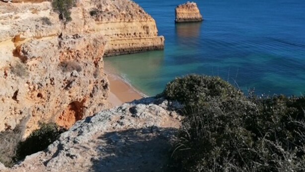 A coastal landscape with rocky cliffs and a clear blue sea. - Casa Sophie Albufeira Apartment With 2 Bedrooms (Albufeira)