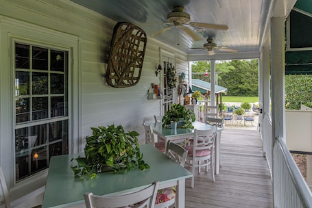 Outdoor dining. Charming B&B in Snow Hill with WiFi and AC