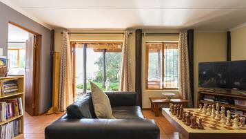 Apartment, 2 Bedrooms, Smoking, Patio | Living room | Books