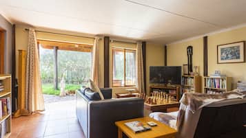 Apartment, 2 Bedrooms, Smoking, Patio | Living area | Books