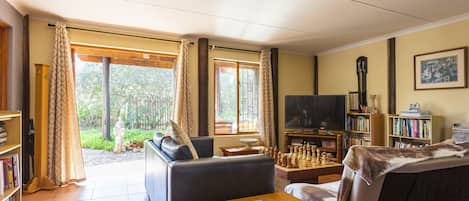 Apartment, 2 Bedrooms, Smoking, Patio | Living area