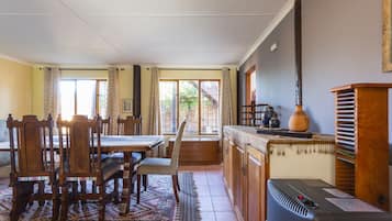 Apartment, 2 Bedrooms, Smoking, Patio | Dining