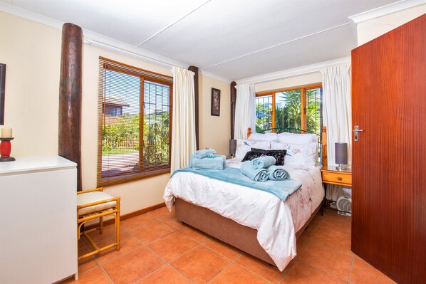 3 bedrooms - Experience Nature at Brenton on Sea With Breakers Dolphins and Whales (Knysna)