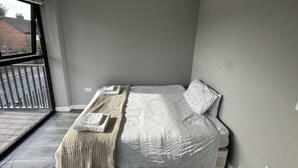 Une chambre à coucher avec un lit, une fenêtre et une vue sur l’extérieur.