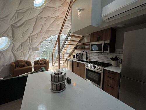 Löyly Luxury Dome, Hot Tub, Sauna, Plunge, King, Queen, Kitchen, Sleeps 4, N. MI